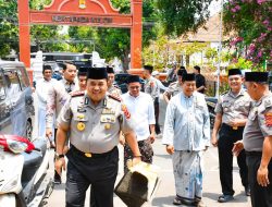 Perkuat Kedekatan dengan Ulama dan Masyarakat, Kapolresta Cirebon Gelar Sholat Jumat Keliling di Astanajapura